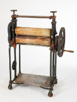 Hand-Operated Clothes Wringer