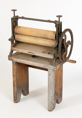 Hand-Operated Clothes Wringer